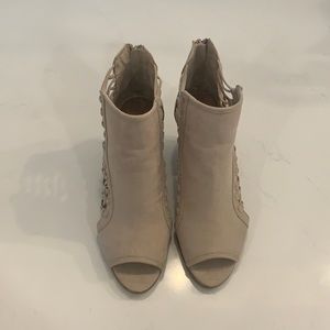 Beige open toe heel/boot